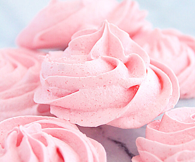 Strawberry Meringues- Big Green House #biggreenhouseblog #meringues #cookies #strawberry #dessert 