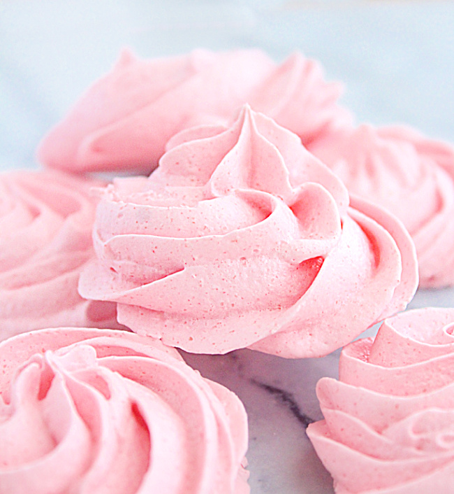 Strawberry Meringues- Big Green House #biggreenhouseblog #meringues #cookies #strawberry #dessert