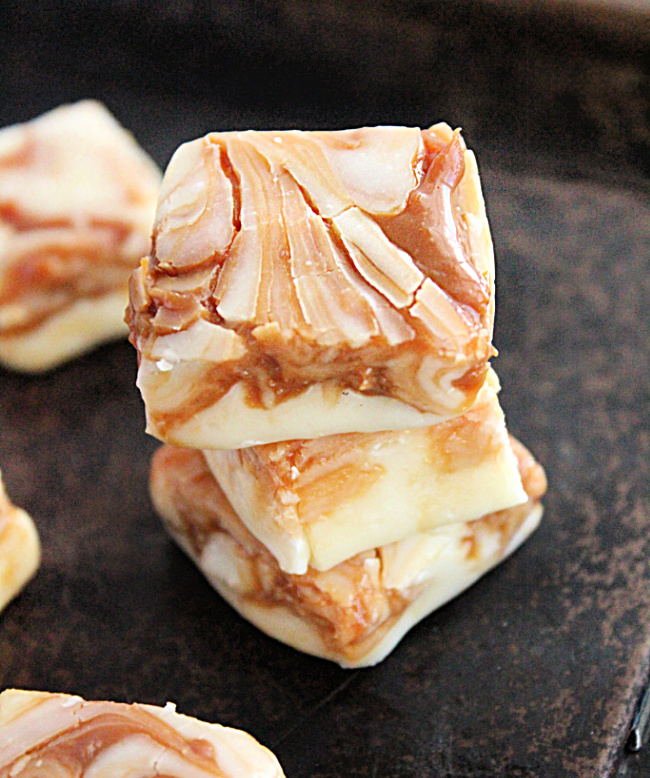 White Chocolate Dulce de Leche Swirled Fudge- Big Green House #biggreenhouse #dulcedeleche #fudge #nobaking