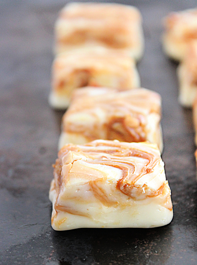 White Chocolate Dulce de Leche Swirled Fudge- Big Green House #biggreenhouse #dulcedeleche #fudge #nobaking