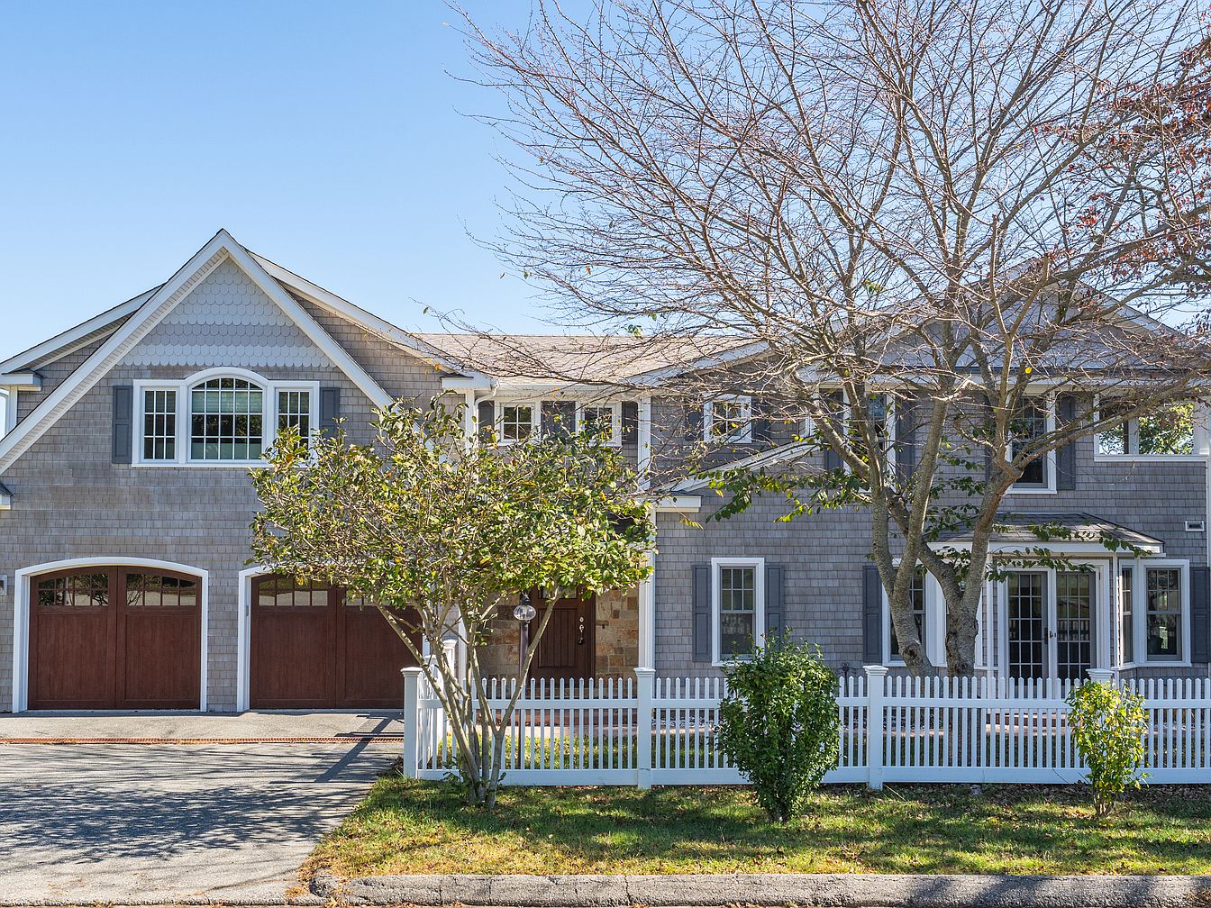 Step Inside a 1930 Coastal Retreat in Niantic, Connecticut, With Modern Elegance, Double Staircases, and Water Views