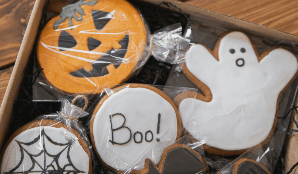 Ghost or pumpkin meringue cookies