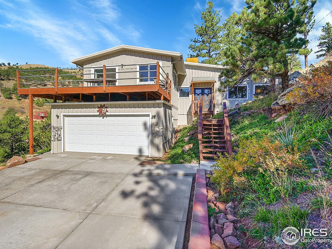 Striking 1966 Mountain Retreat in Boulder, Colorado, With Panoramic Wall-to-Wall Windows and a Double-Sided Fireplace