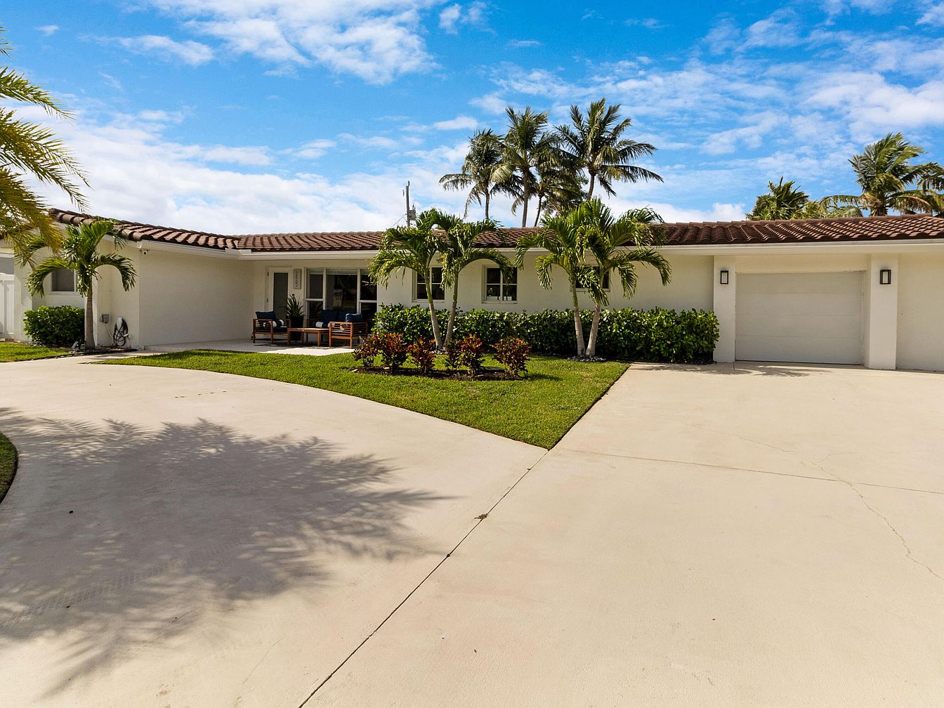 1955 Modern Retreat in Pompano Beach, Florida, Featuring Solar Power, Chef’s Kitchen, and a Resort-Style Saltwater Pool