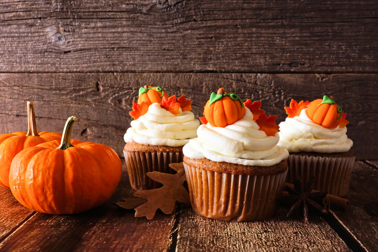 Pumpkin Cupcakes with Cinnamon Cream Cheese Frosting