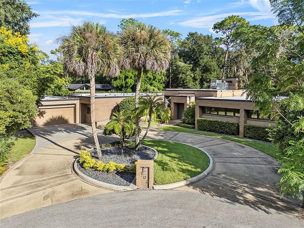 Striking 1978 Masterpiece in Longwood, Florida Featuring Floor-to-Ceiling, 10-Foot Ceilings, and a Resort-Style Pool Oasis