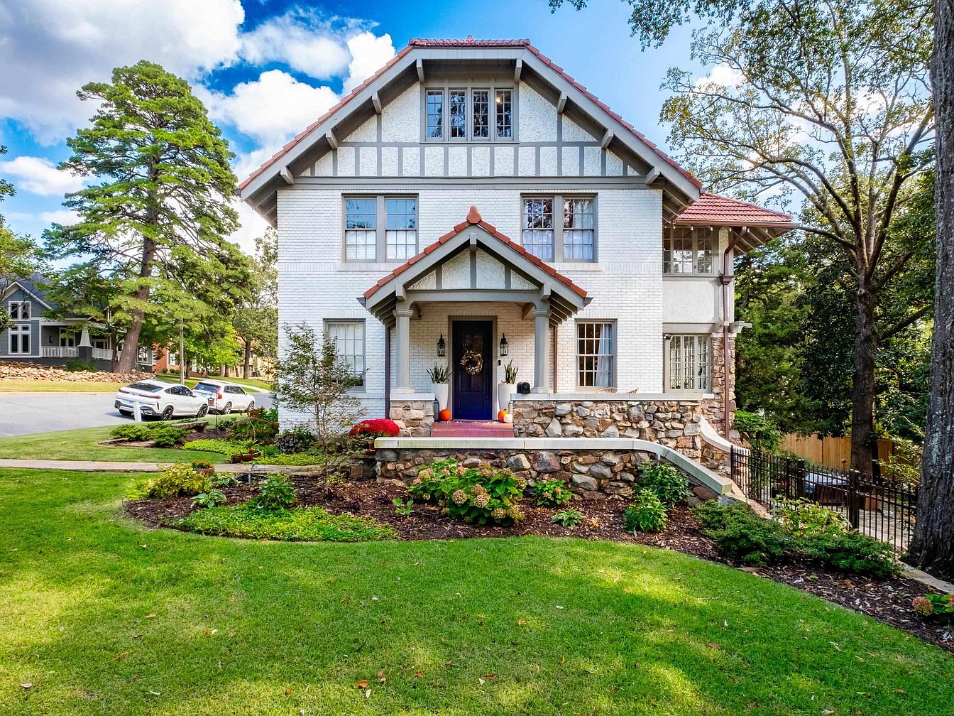 Step Inside a 1916 Little Rock Home in Arkansas Featuring a Rare Double Lot, Timeless Tile Roof, and Chef’s Kitchen