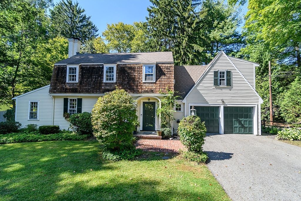 1930 Gambrel Colonial in Wellesley, Massachusetts, Blending New England Architecture and a Sun-Filled Entry With a Private Pool