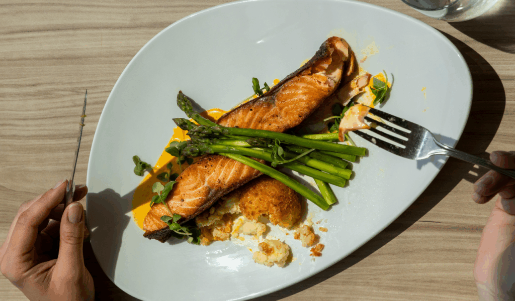 Salmon with Asparagus and Cherry Tomatoes