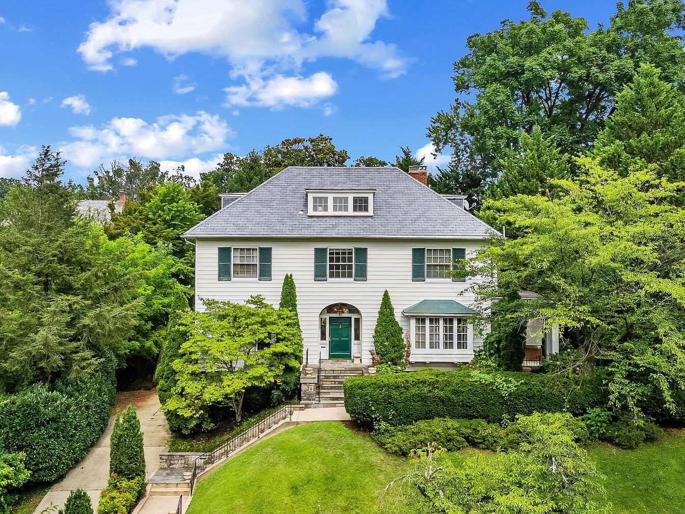 1900 Colonial Revival Home in Baltimore, Maryland With Elegant Millwork, a Chef’s Kitchen, and Sun-Filled Living Spaces