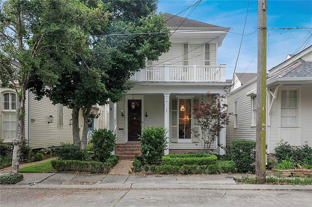 Elegant 1920 New Orleans Home in Louisiana Showcasing Classic Architecture, Vaulted Ceilings, and a Private Guest Cottage