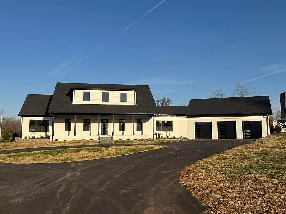 Spacious 1930 Home in Bowling Green, Kentucky, With Two Master Suites, 6-Car Garage, and Grand Open-Concept Living Spaces