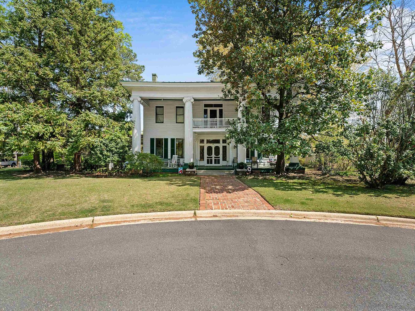 Historic 1907 Neo-Classical Home in Tuscaloosa, Alabama, With 7 Marble Fireplaces, Leaded-Glass Accents, and a Grand Staircase