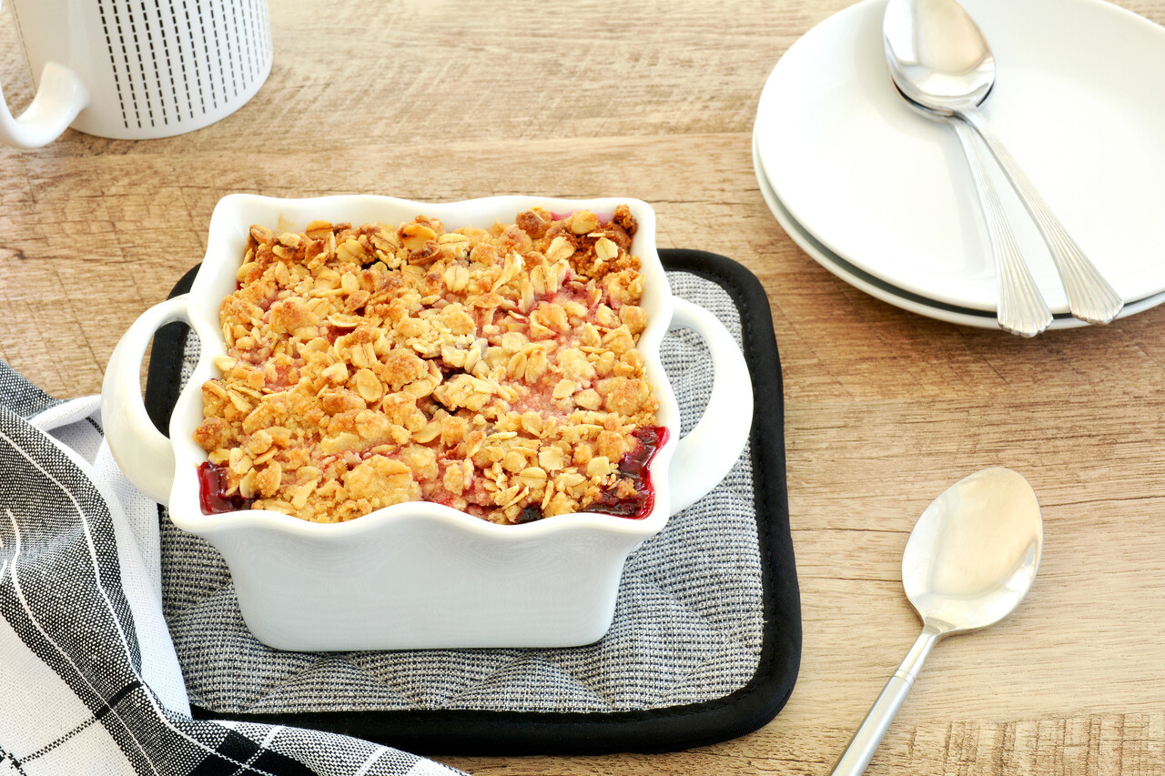 Raspberry blueberry crumble