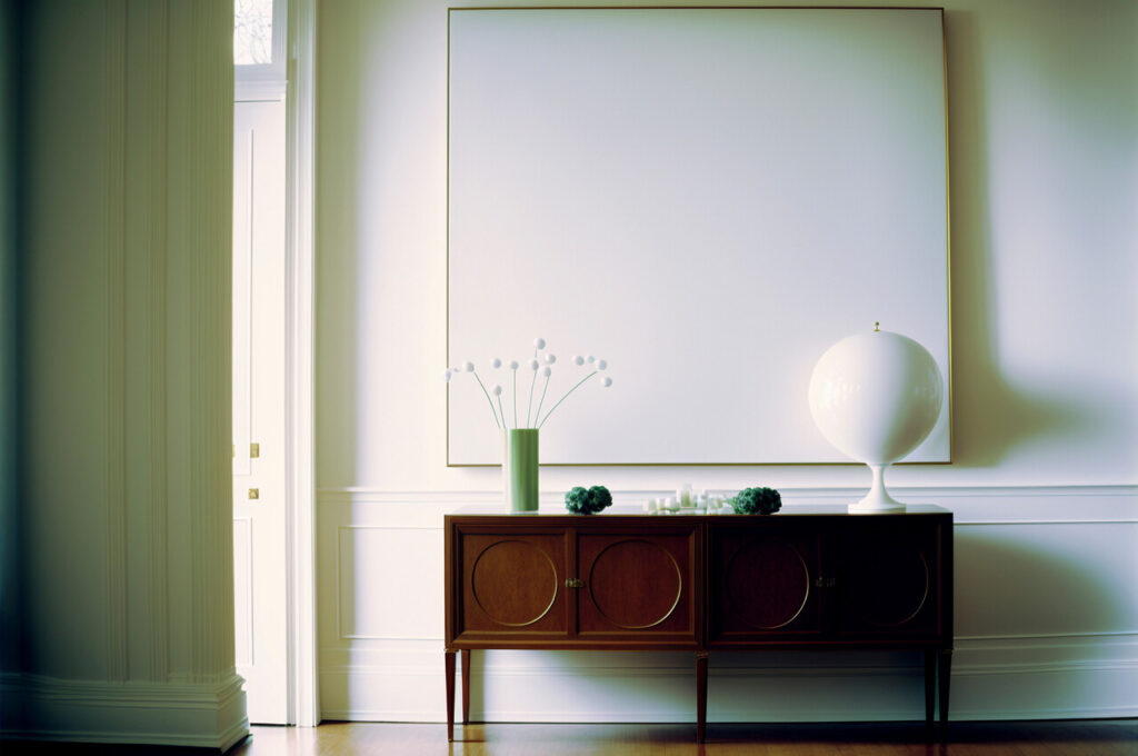 Use A Central Table As A Focal Point In Larger Entries