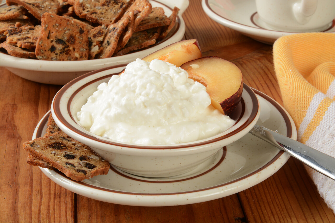 Cottage cheese with plums