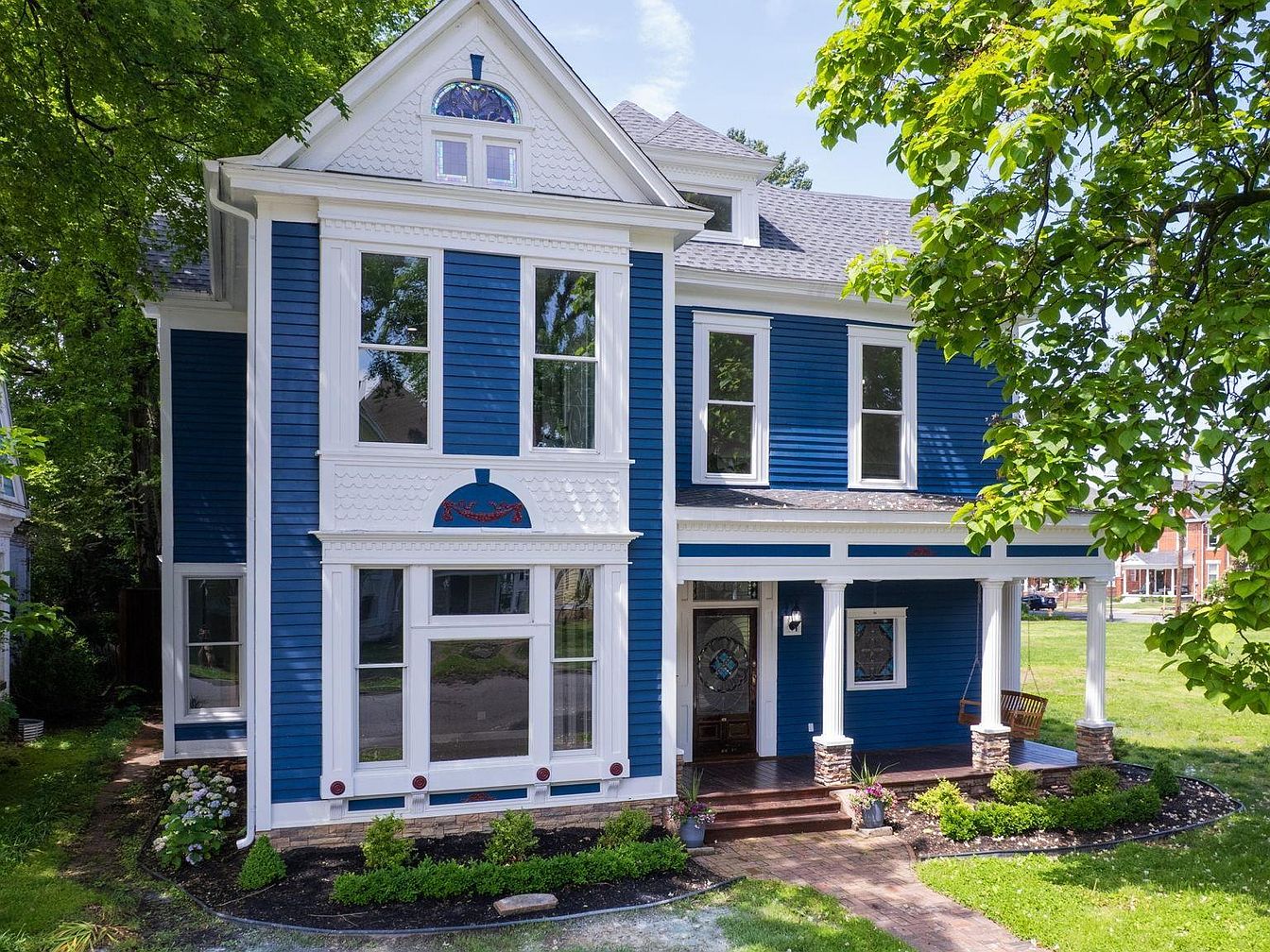 Grand 1907 Victorian Home in Kentucky’s Paducah With 7 Fireplaces, Original Stained Glass, and a Hidden Bookcase