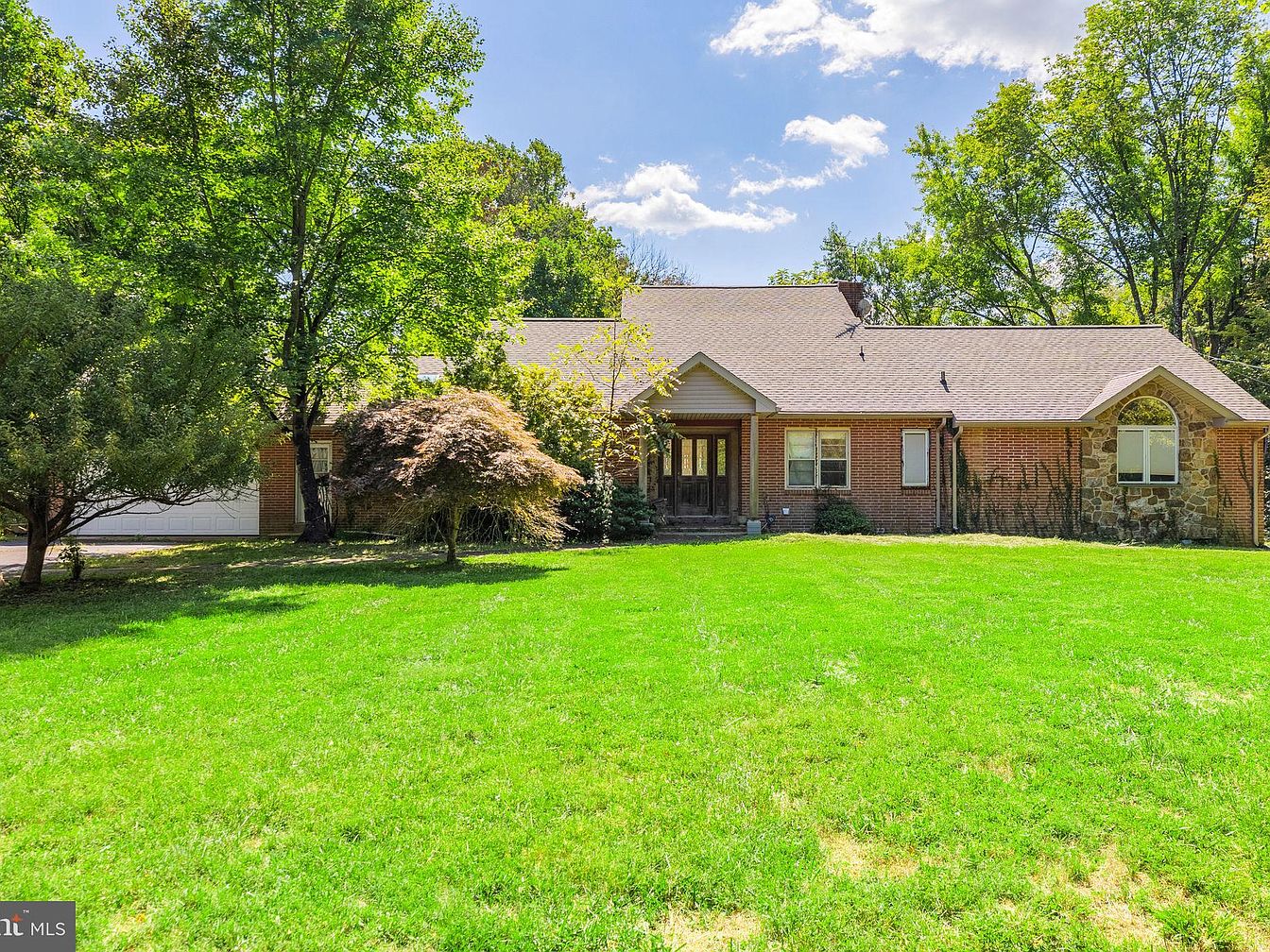 Serene 1958 Retreat in Wilmington, Delaware, Overlooking Golf Club, with Expansive Living Spaces and a Customizable Pool Area