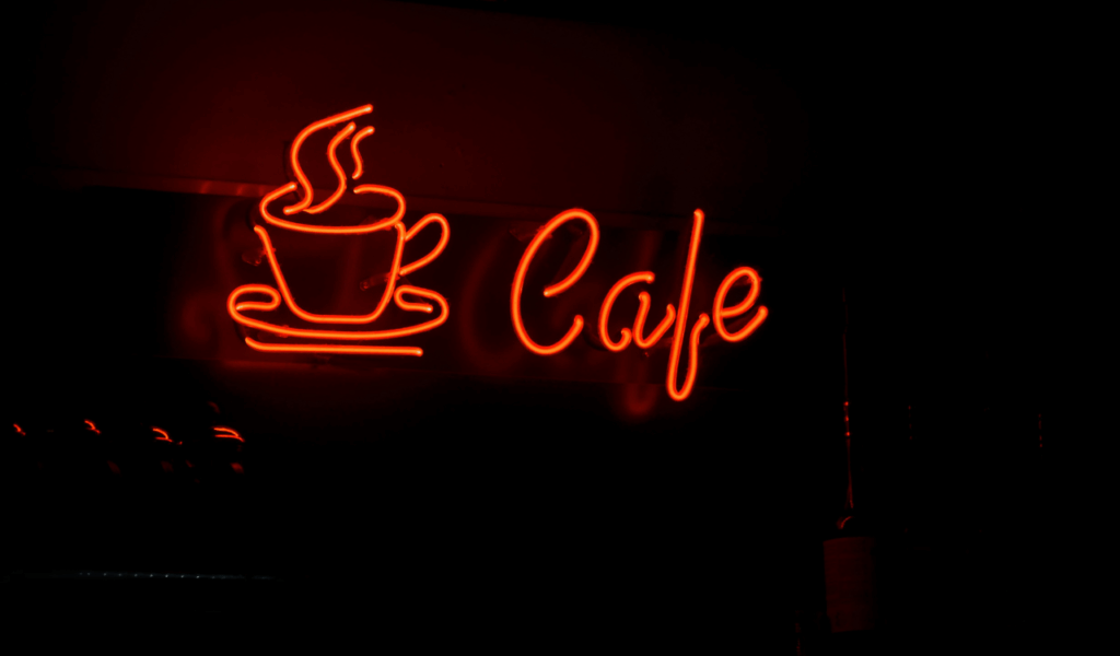 Neon-lit theme cafés