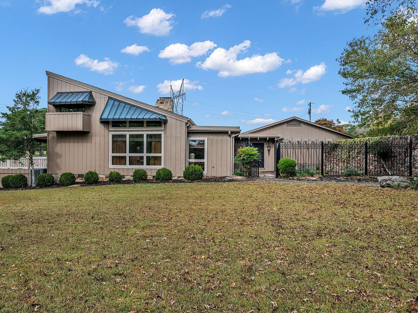 Spacious 1978 Mini Farm in Vinemont, Alabama with 8 Acres of Serenity, a Charming Barn, and Panoramic Countryside Views