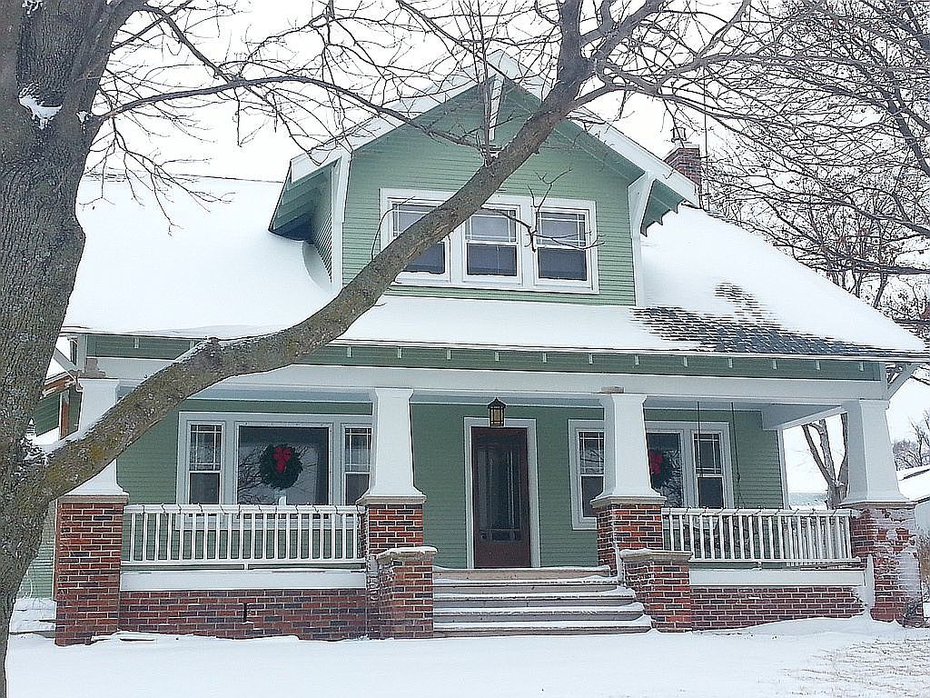 1929 Craftsman Home in Winterset, Iowa, Featuring 20+ Acres, Five Paddocks, and Enchanting Built-Ins with Glass Cabinets
