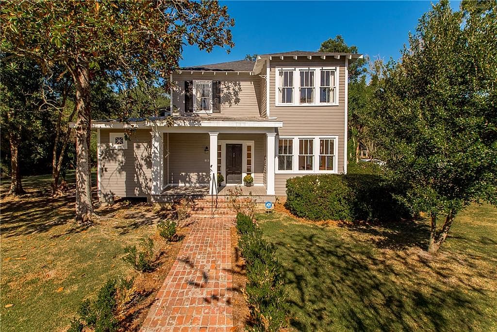 Elegant 1920 Residence in Louisiana’s Historic District With Timeless Architecture, Hardwood Floors, and a Grand Corner Lot