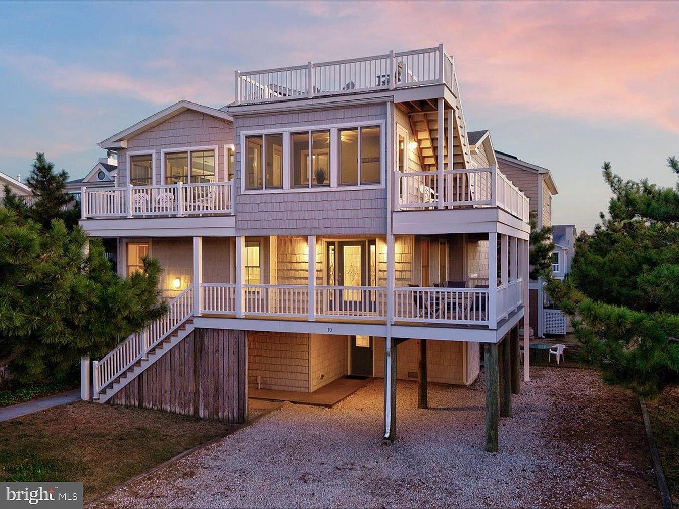 Coastal Elegance in a Beach Retreat in Bethany Beach, Delaware Ocean Block Gem with Rooftop Balcony and Panoramic Views