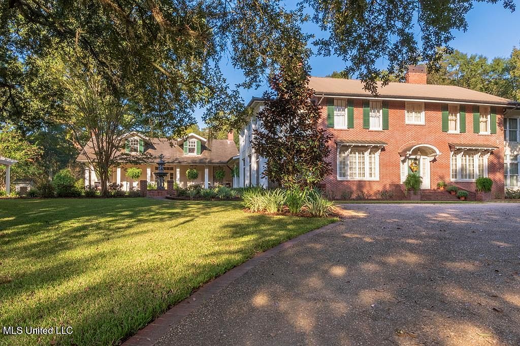 Timeless 1920 Estate in Natchez, Mississippi, Featuring Enclosed Porches, a Grand Staircase, and 118.5 Acres of Gardens