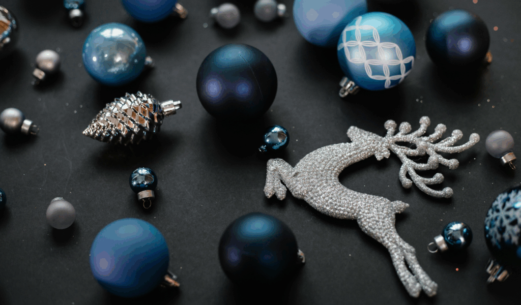 Matching holiday décor sets