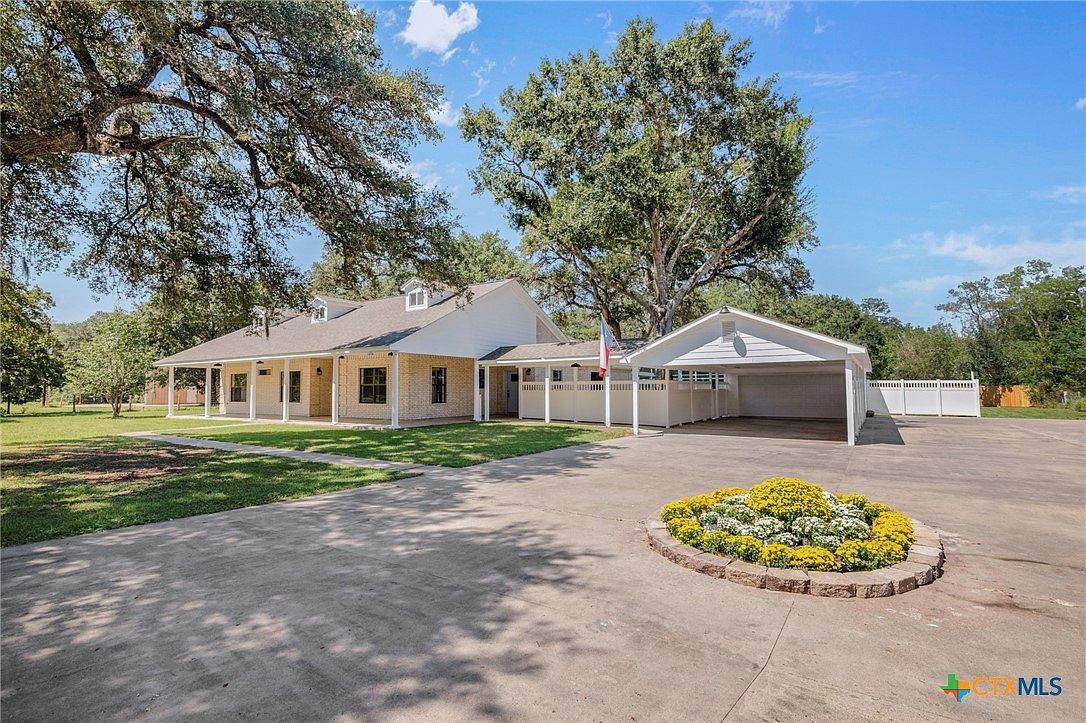 Stunning 1998 Renovated Retreat in Edna, Texas with 4 Bedrooms, an Expansive Pool House, and 5.1 Acres of Country Bliss