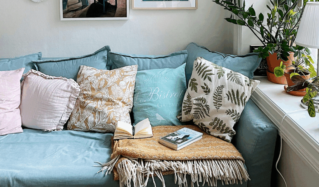 10 Decorative Pillows That Overwhelm Your Sofa Instead of Elevating It