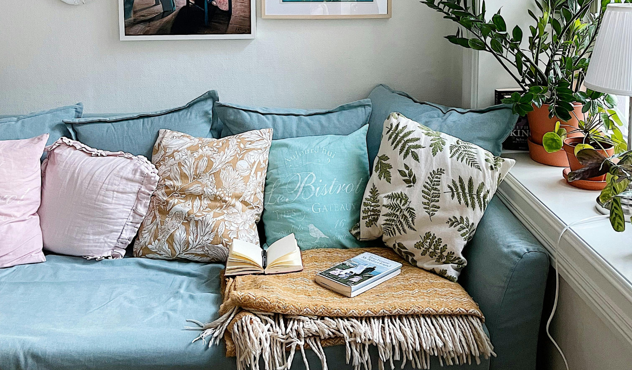 10 Decorative Pillows That Overwhelm Your Sofa Instead of Elevating It