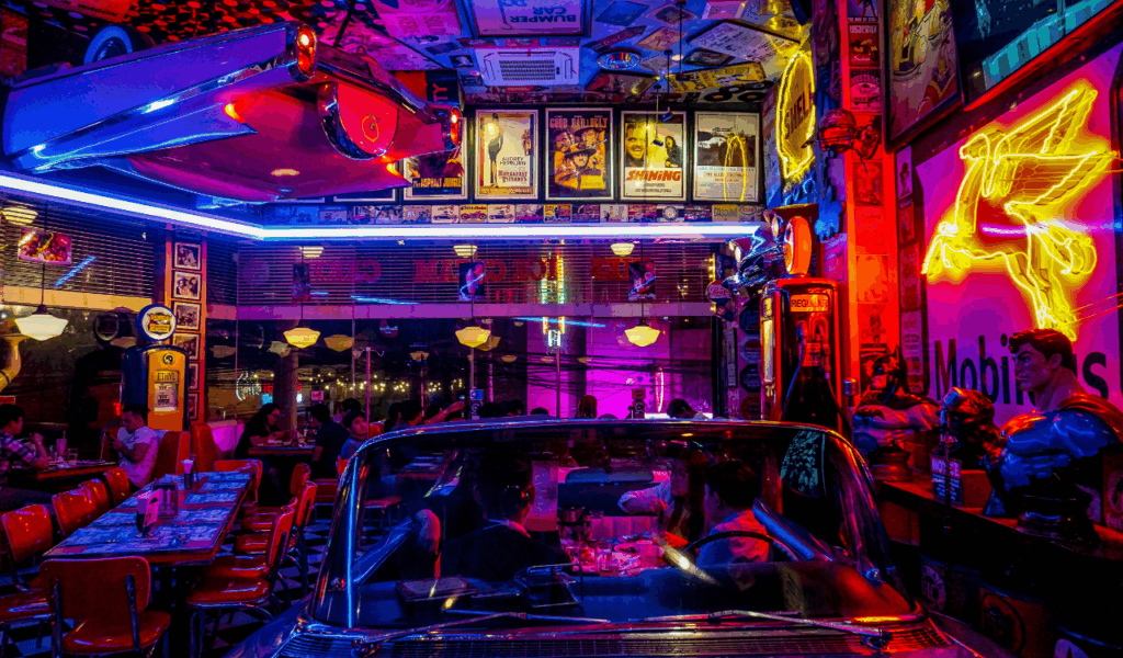 Selfie-set theme cafés with “photo-first” décor