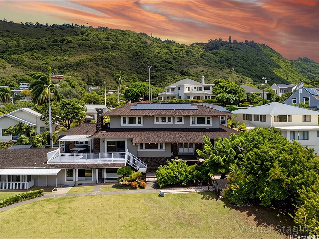 Grand 1911 Historic Estate in Honolulu, Hawaii, With Ohia Wood Floors, Expansive Lanai, and Sweeping Diamond Head Views