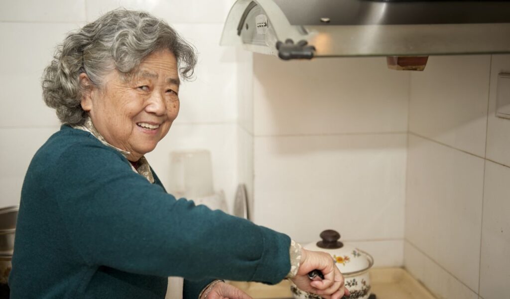 cooking grandmother(1)