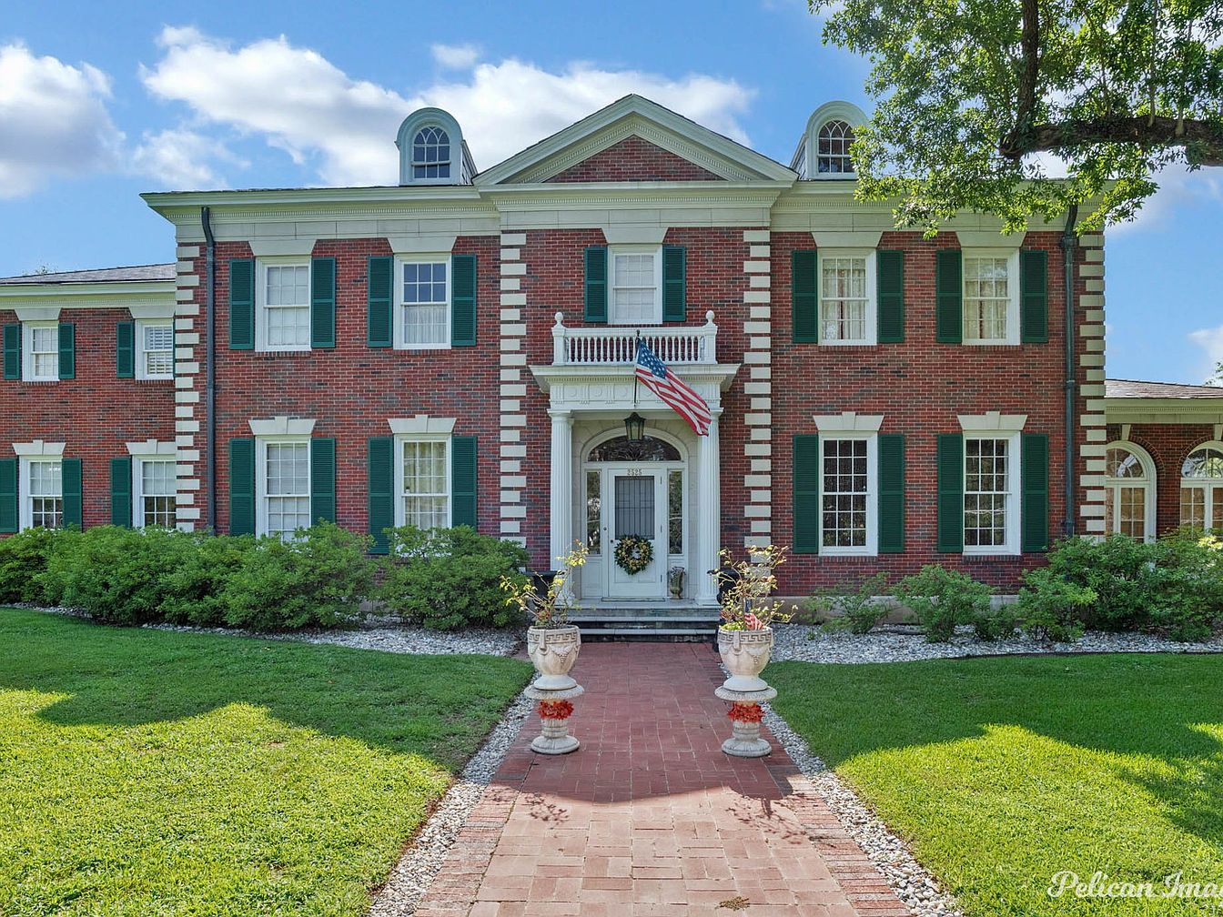 1925 Georgian Italianate Mansion in Shreveport, Louisiana Featuring a Floating Spiral Staircase and Seven Marble Fireplaces