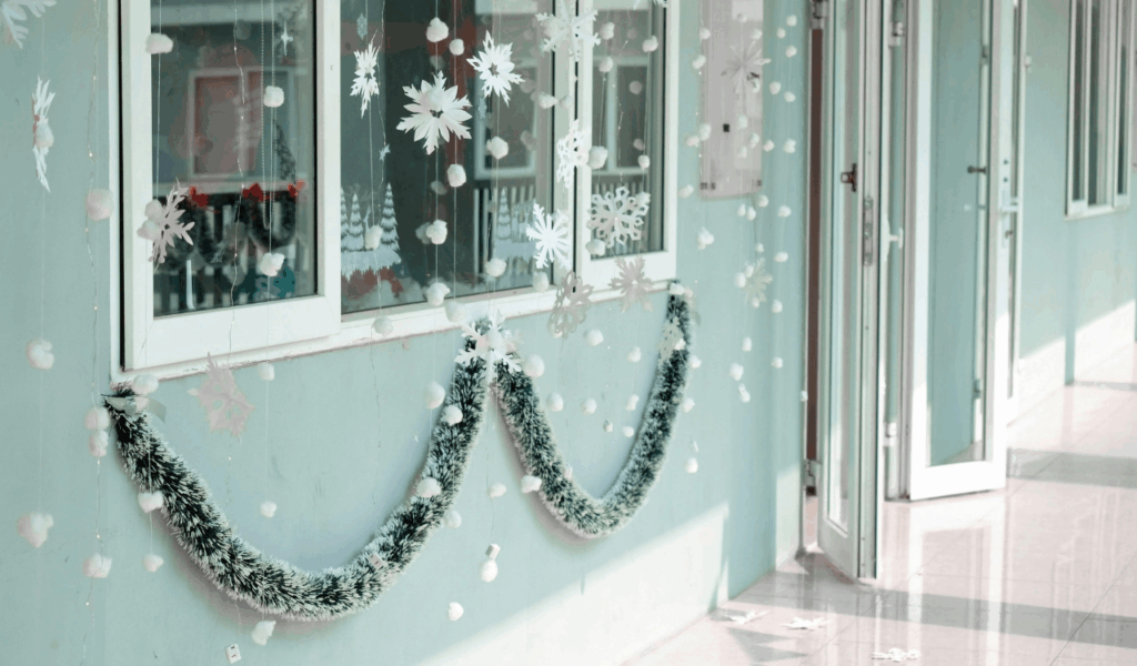 13 Holiday Wall Décor Trends That Didn’t Translate Well