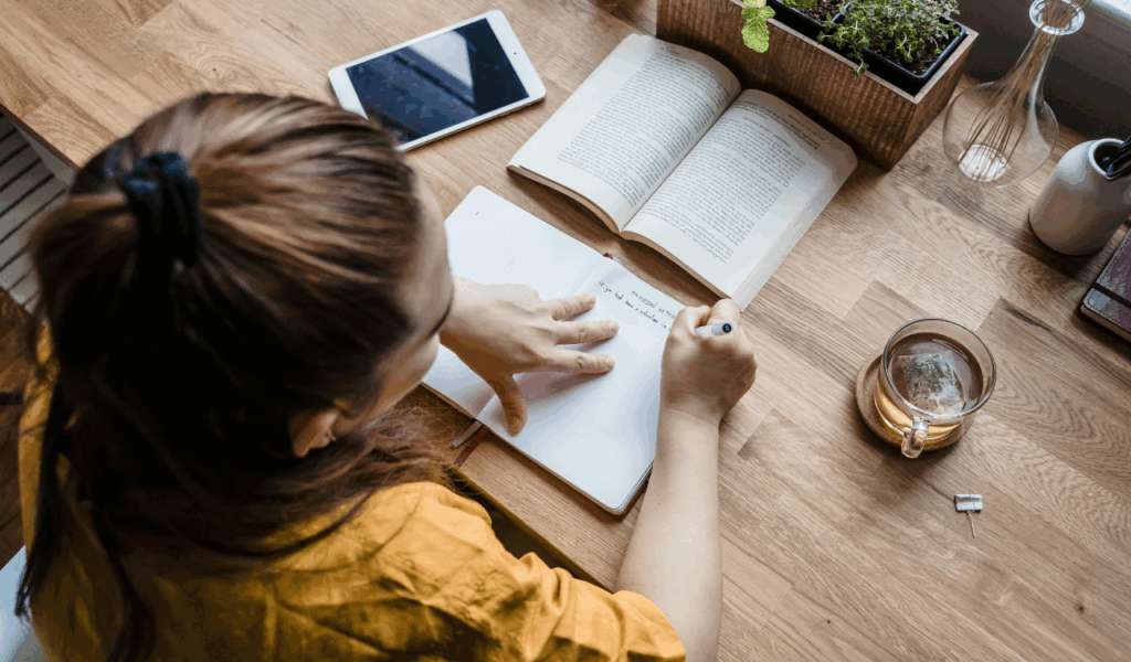  Built-In Desks With Fixed Layouts