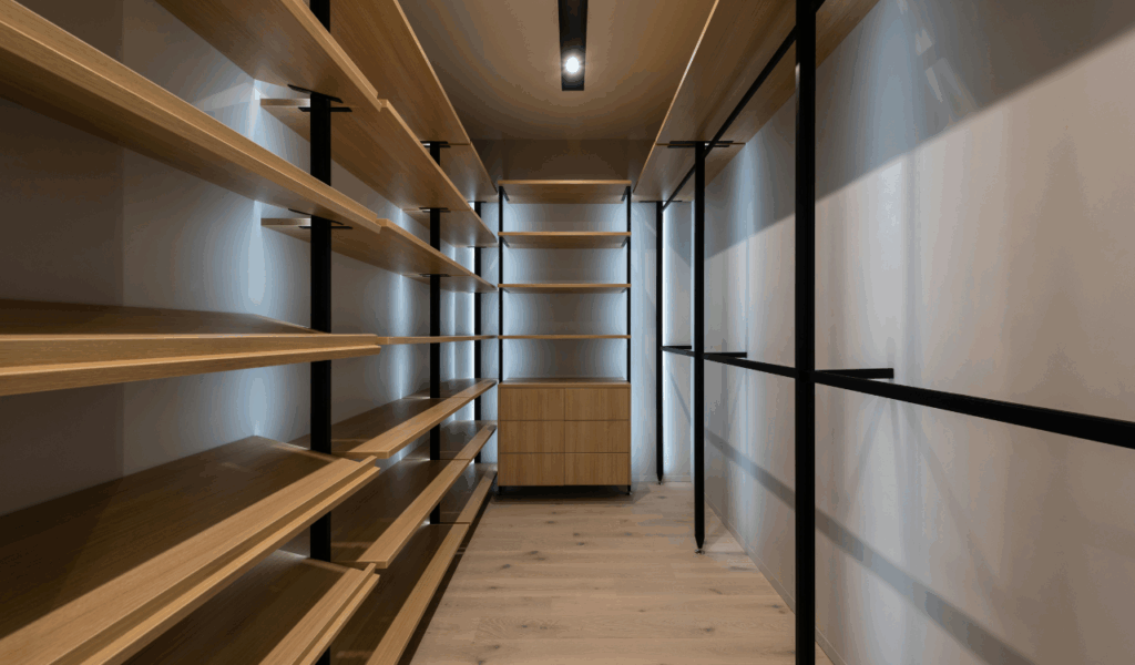 Decorative Objects Kept to an Absolute Minimum