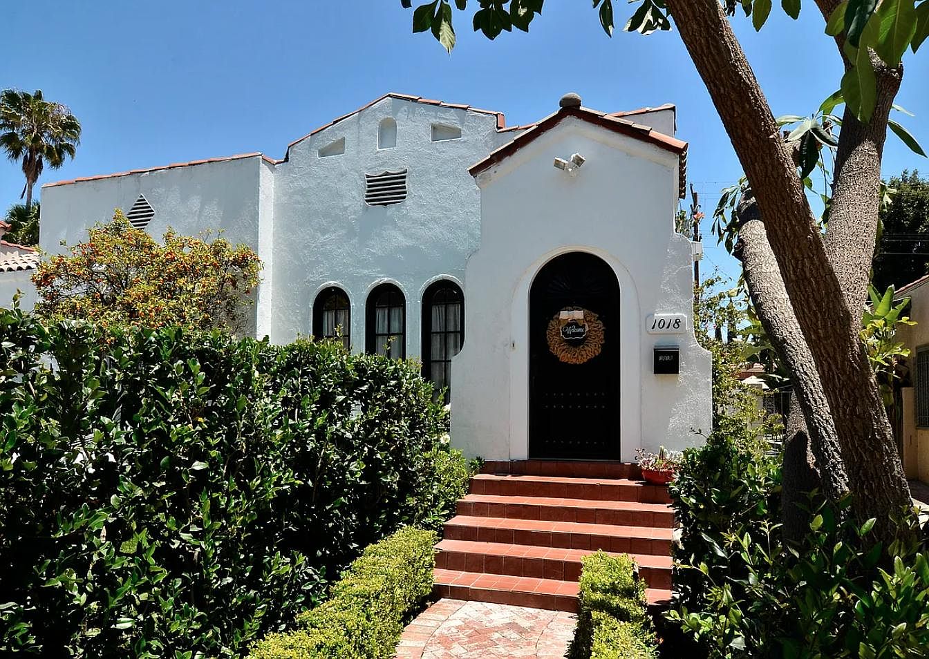 Step Inside a Charming 1923 Apartment in West Hollywood, California, Featuring 2 Bedrooms, 2 Bathrooms, and a Prime Location