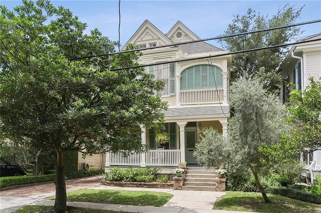 1916 Victorian Home in New Orleans, Louisaina Boasting 11-Foot Ceilings, Stained Glass Accents, and Proximity to Audubon Park