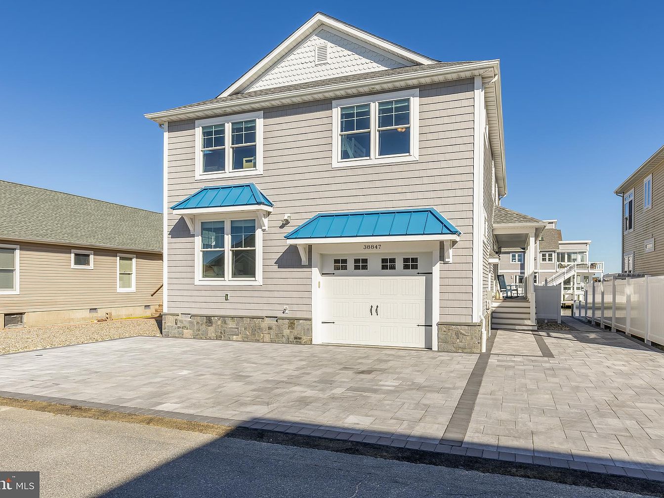 Coastal Elegance in This Retreat in Selbyville, Delaware, Featuring Dual Primary Suites and Brick-Paver Outdoor Spaces