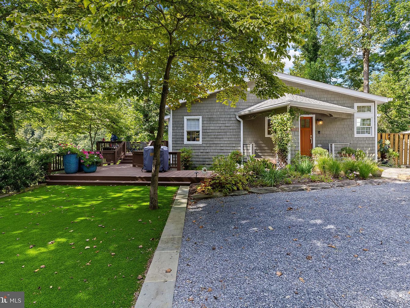 1929 Cottage in Arnold, Maryland With Stunning Chase Creek Views, Expansive Decks, and Access to Chesapeake Bay Adventures