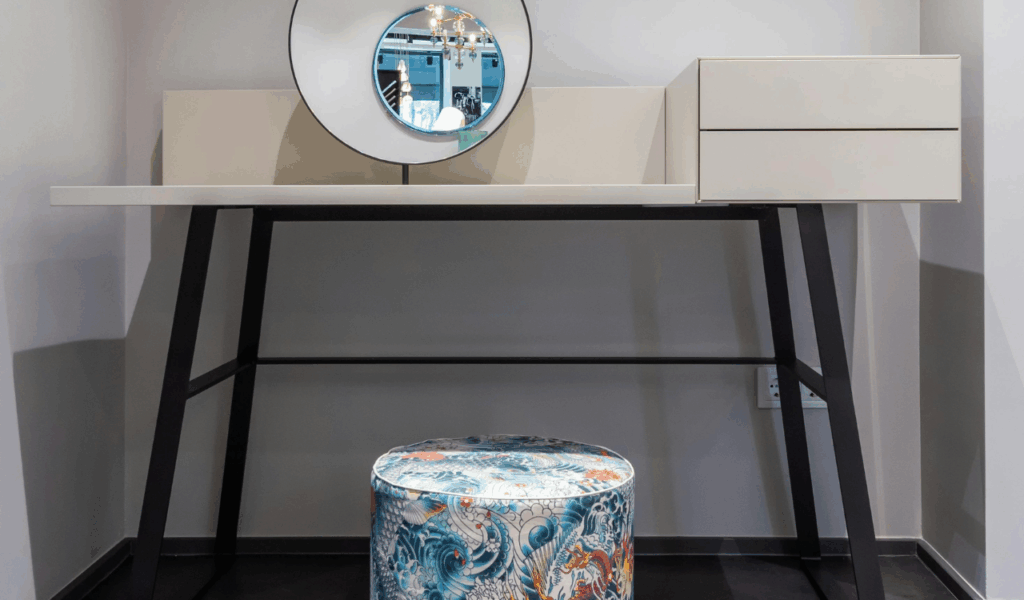 Ultra-Minimalist Desks With No Storage