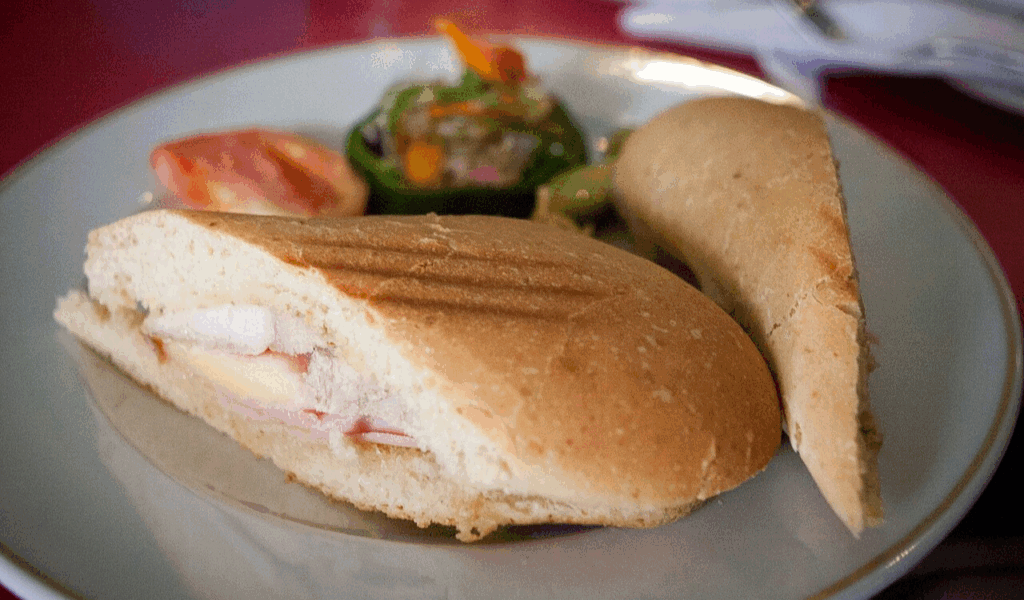 Tinta y Café – Modern Twist Near Urban Routes