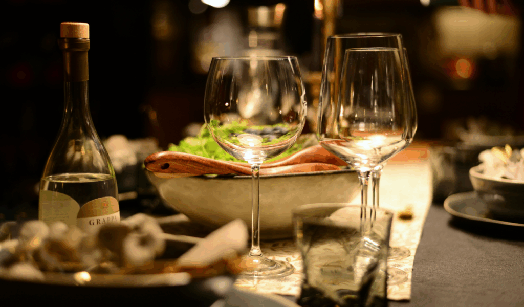 12 Subtle Restaurant Habits That Quietly Signal Class and Income