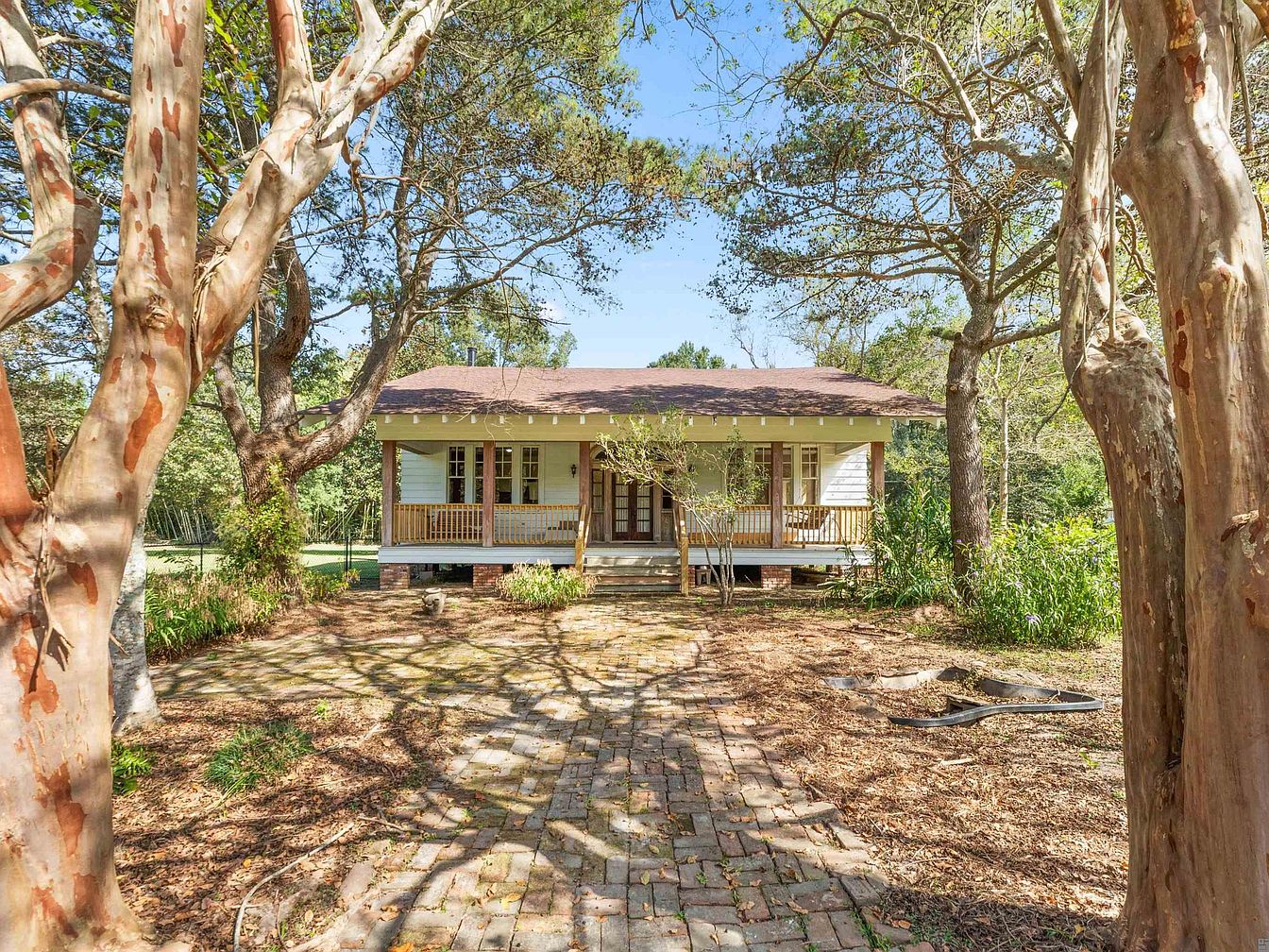 Historic 1913 Farmhouse in Zachary, Louisiana, Set on 16 Scenic Acres with Southern Elegance and a Guest House Retreat