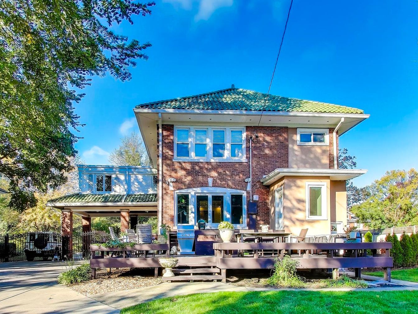 Grand 1919 Estate in River Forest, Illinois, Blending Spanish Styles with Modern Luxury and a Stunning Saltwater Pool