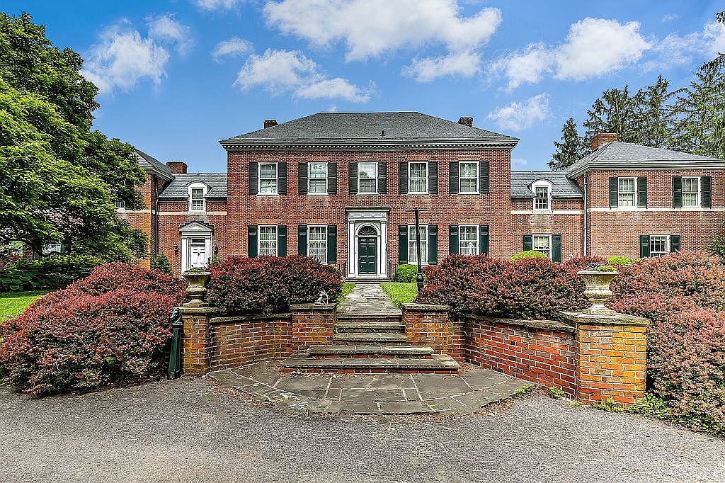 Grand 1929 Estate in Fallston, Maryland, Featuring 7 Bedrooms, 10 Bathrooms, and Expansive 12,572 Square Feet of Living Space
