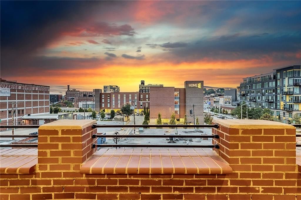 1920 Kansas City Loft in Missouri, Featuring Carrara Marble Floors, a Culinary Chef’s Kitchen, and Exquisite Private Terrace